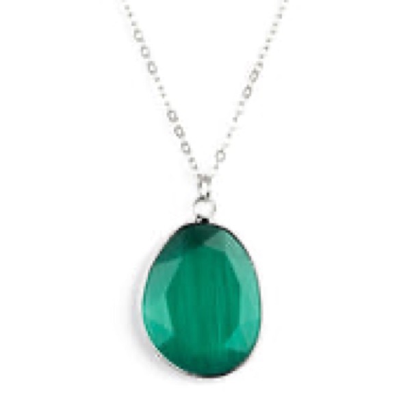 Emerald green crystal stone pendant necklace - Picture 3 of 3
